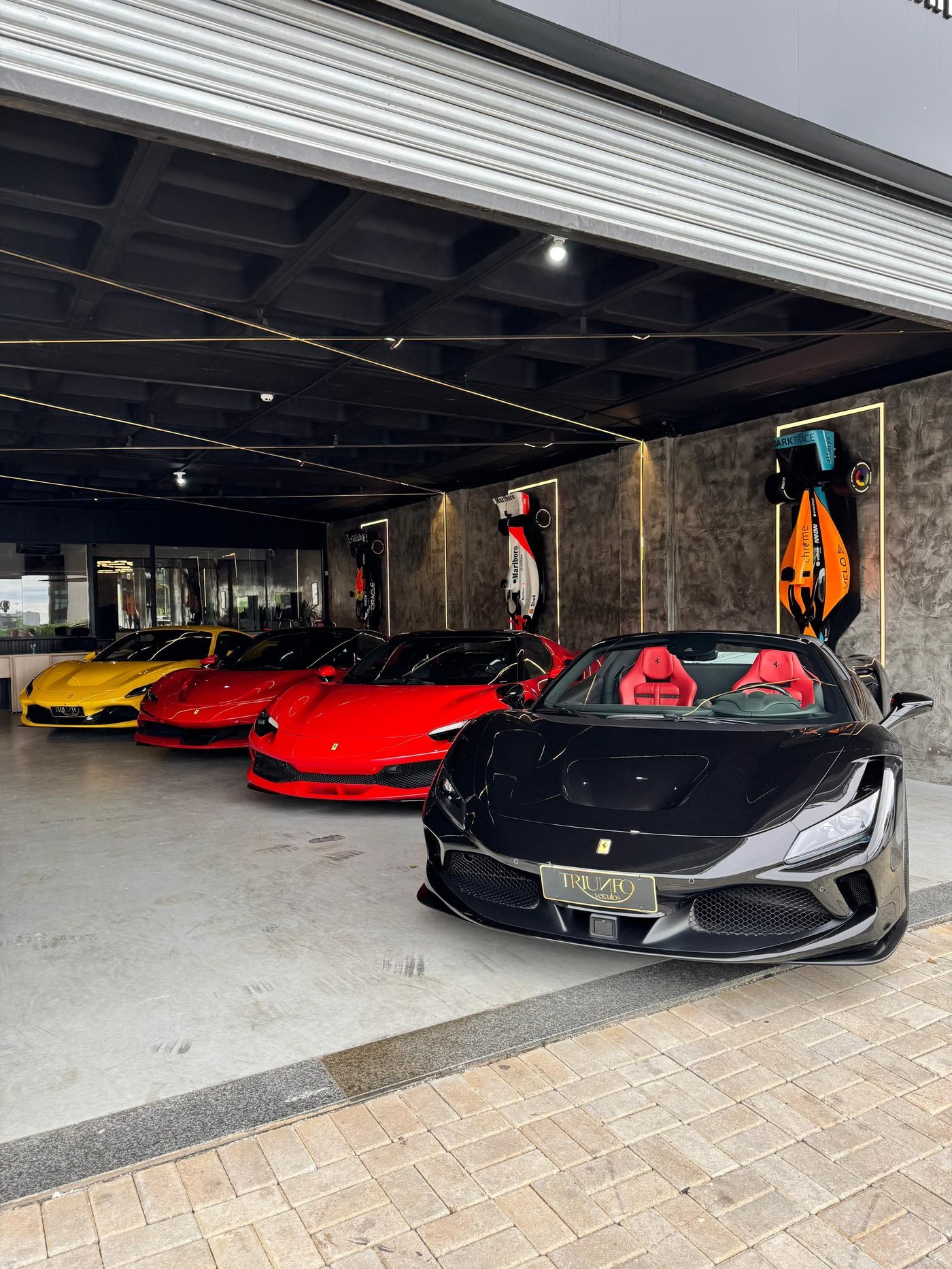 Garagem com Ferrari F8 Spider e superesportivos