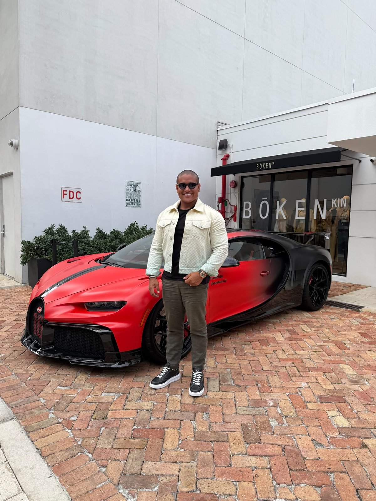 Matheus Ventura ao lado de um Bugatti Chiron