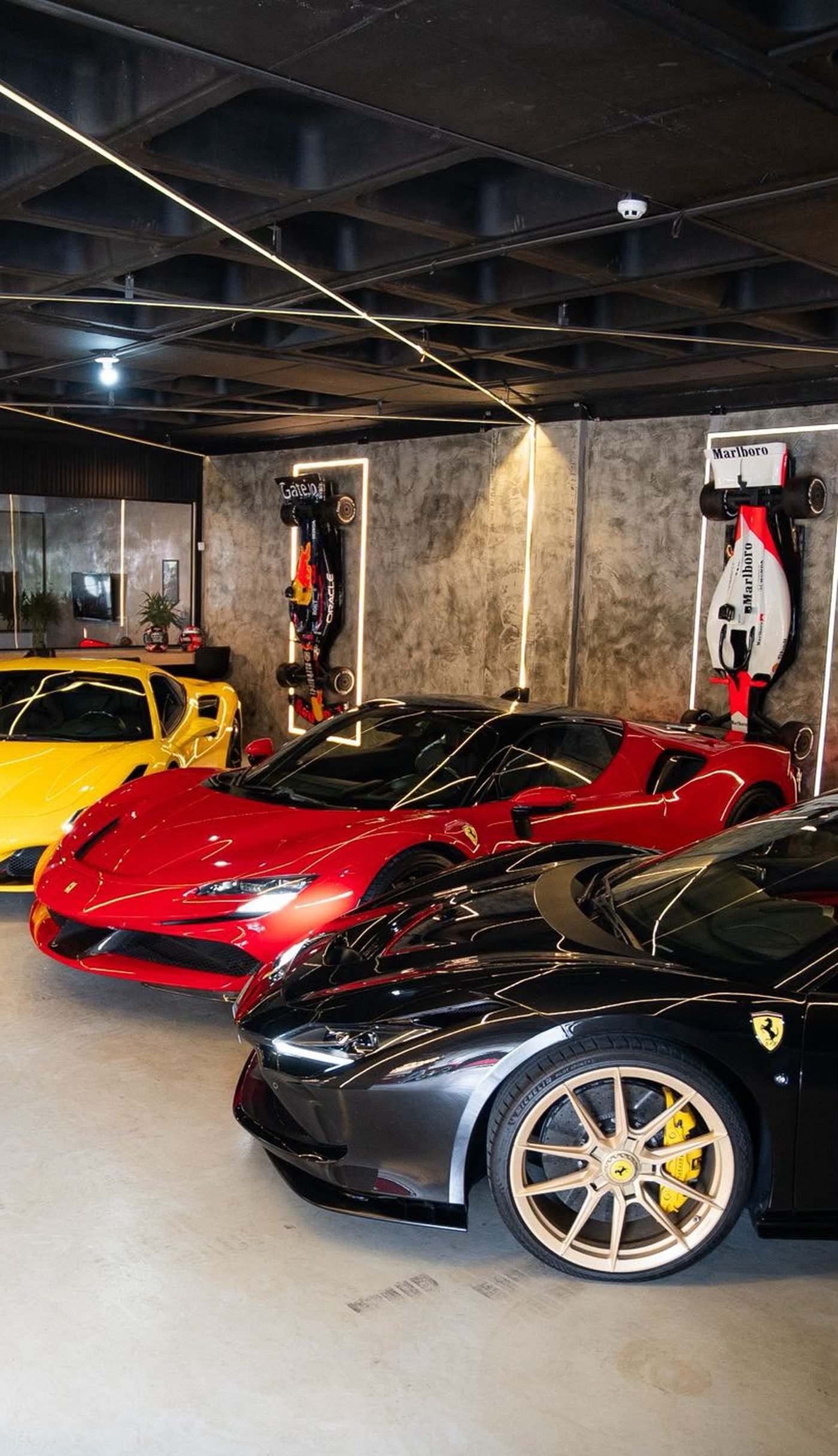 Showroom com Ferraris