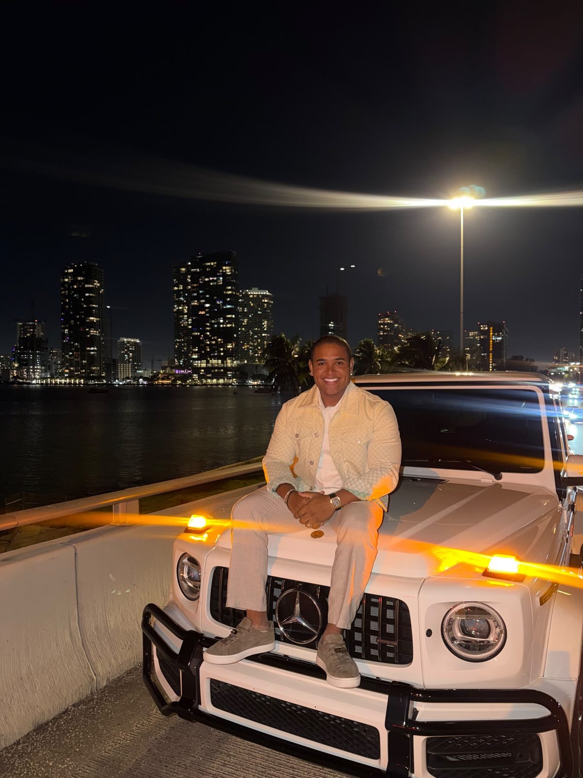 Matheus Ventura sobre um Mercedes-AMG G63